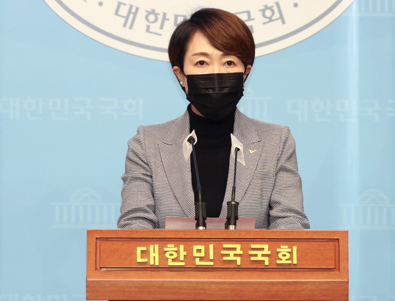 정호진 정의당 수석대변인이 1일 오전 국회 소통관에서 류호정 의원실의 전 비서 면직 문제 관련 브리핑을 하고 있다. [연합]