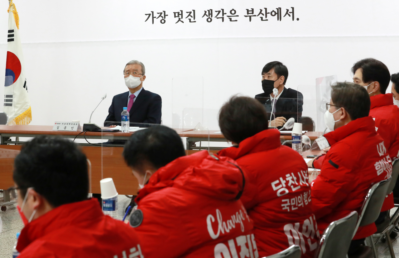 김종인 국민의힘 비상대책위원장이 1일 오전 부산 수영구 국민의힘 부산시당에서 열린 현장 비상대책위원회에서 부산시장 예비후보를 바라보고 있다. [연합]