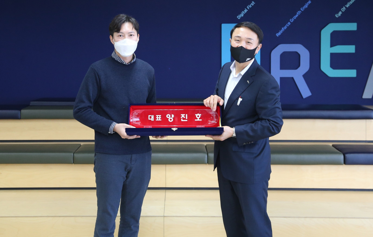 신한카드는 사내벤처 육성 프로그램인 'I'm Ventures(아임벤처스)'를 통해 육성된 사내벤처 '씨브이쓰리(CV3)'를 독립 법인으로 분사시킨다고 1일 밝혔다. 문동권 신한카드 경영기획그룹장(오른쪽)이 양진호 씨브이쓰리 대표(왼쪽)에게 명패를 증정하고 있다. [신한카드 제공]