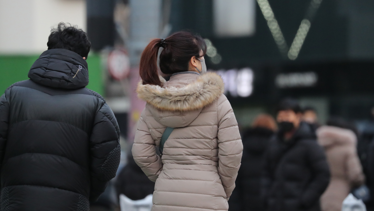 오후부터 기온이 큰 폭으로 떨어져 추위가 다시 찾아올 것으로 예보된 지난달 28일 오전 서울 종로구 광화문 네거리에서 출근길 직장인들이 두꺼운 방한복을 입고 횡단보도 신호를 기다리고 있다. [연합]