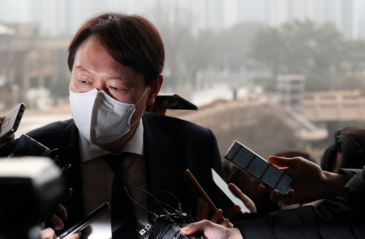 윤석열 검찰총장이 1일 오전 박범계 신임 법무부 장관을 예방하기 위해 정부과천청사 법무부로 들어서던 중 취재진의 질문을 받고 있다. [연합]