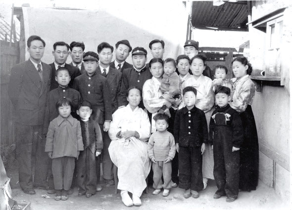 6·25전쟁 끝 무렵 부산 범일동에서 찍은 가족 사진. 세 번째 줄 왼쪽부터 정세영, 정순영, 김영주, 정인영, 정신영, 정상영, 정주영, 정몽필. [연합]
