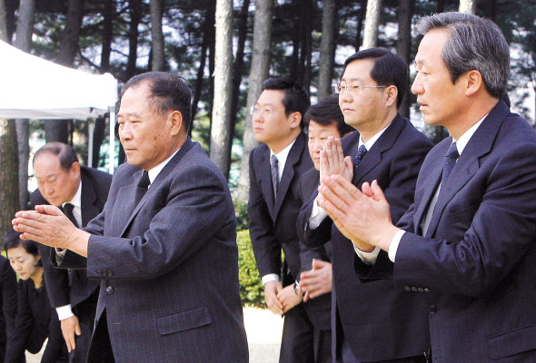 지난 2006년 경기도 하남시 창우리 선영에서 열린 고(故) 정주영 명예회장의 5주기 추도식에서 참배하는 고(故) 정상영 명예회장(왼쪽)과 정몽준 당시 국민통합21 의원(오른쪽). [연합]