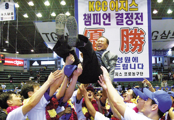 지난 2004년 원주 치악체육관에서 열린 프로농구 챔피언결정전 7차전에서 승리해 우승한 전주 KCC 선수들이 정상영 당시 KCC 회장을 헹가레 치고 있는 모습. [연합]