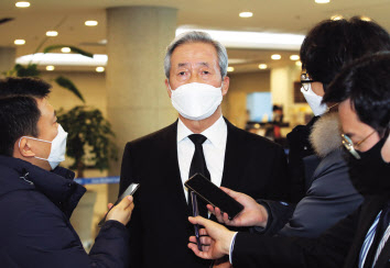 정몽준 아산재단 이사장이 지난달 31일 서울 송파구 서울아산병원에 마련된 고(故) 정상영 KCC 명예회장의 빈소를 찾아 조문한 뒤 취재진 질문에 답하고 있다. [연합]