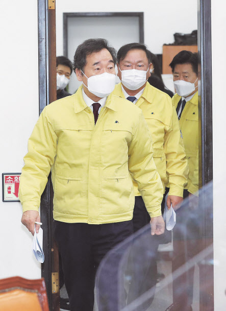 이낙연 더불어민주당 대표와 김태년 원내대표 등이 1일 오전 서울 여의도 국회에서 열린 최고위원회의에 참석하고 있다. 이상섭 기자