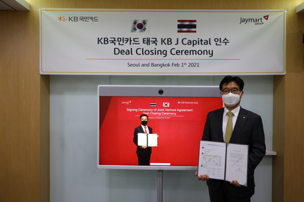 2월 1일 서울 종로구 KB국민카드 본사에서 서울과 태국 방콕을 온라인 화상 회의 방식으로 연결해 진행된 태국 여신전문금융회사 '제이 핀테크(J Fintech)' 지분 인수 '딜 클로징(Deal Closing)' 행사 후 이동철 KB국민카드 사장(오른쪽)과 아디삭 수쿰비타야(Adisak Sukumvitaya) '제이마트 그룹(Jaymart Group)' 회장이 기념 촬영을 하고 있다. [KB국민카드 제공]