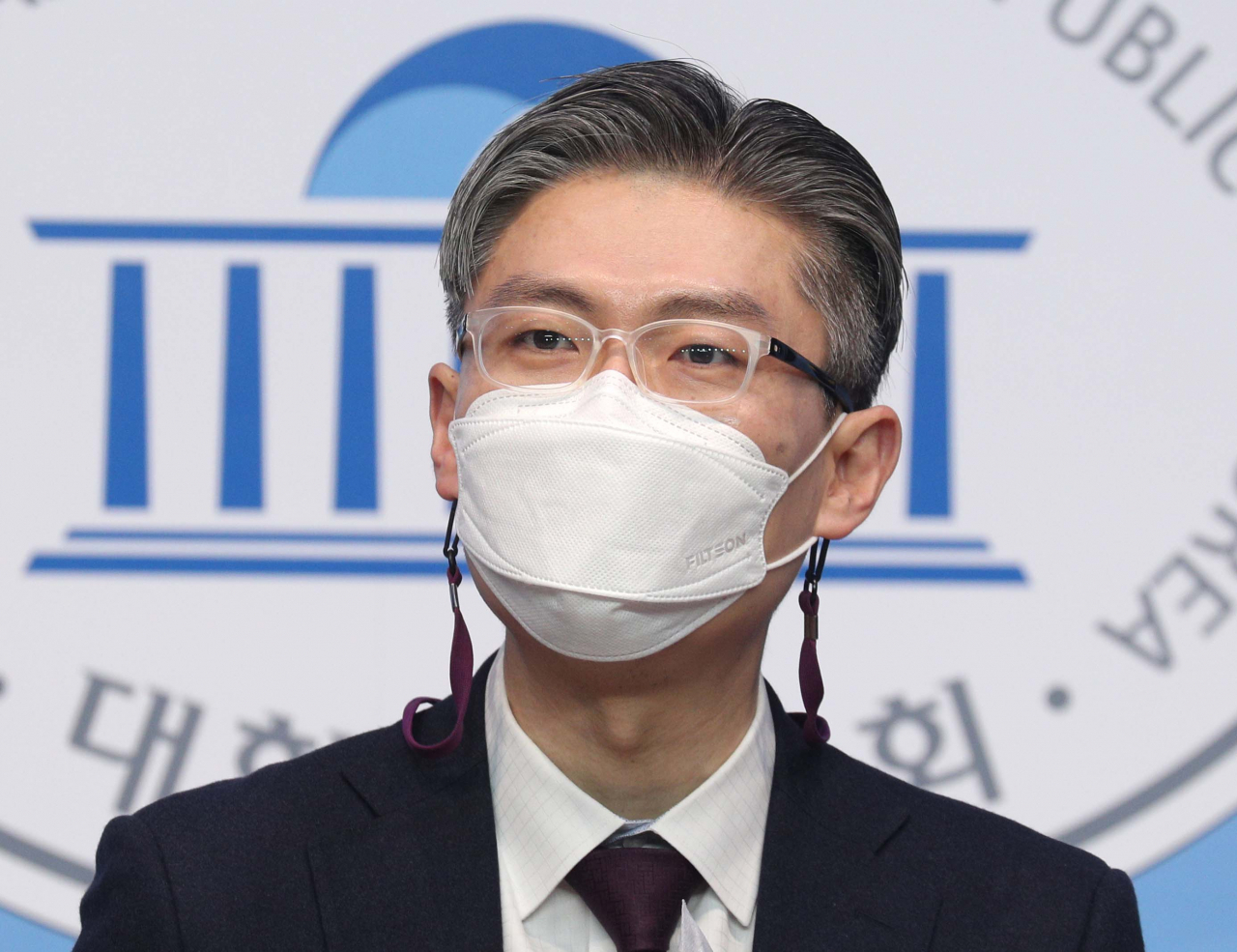 시대전환 조정훈 의원이 31일 오후 서울 여의도 국회 소통관에서 서울시장 보궐선거 출마 선언을 하고 있다. 조 의원은 "서울시민 누구나 존엄하게 살아갈 수 있는 길을 개척하는 행정노동자가 되겠다"고 밝혔다. [연합]