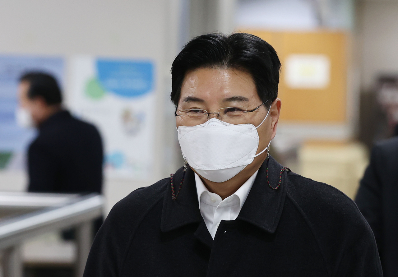 사학재단 교비 약 75억원을 빼돌린 혐의 등으로 재판에 넘겨진 홍문종 전 국회의원이 1일 오후 서울 서초동 중앙지법에서 열린 1심 선고공판에 출석하고 있다. [연합]