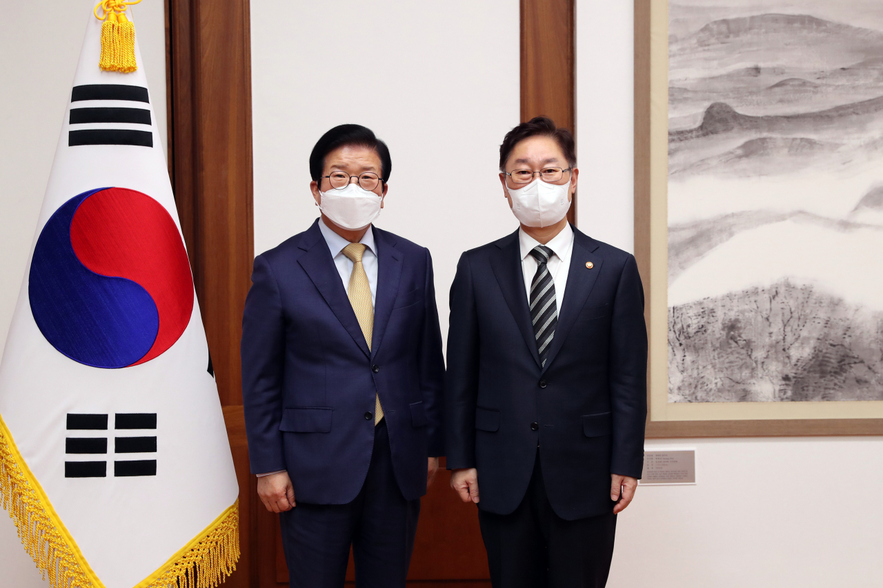 박병석 국회의장(왼쪽)과 박범계 신임 법무부 장관