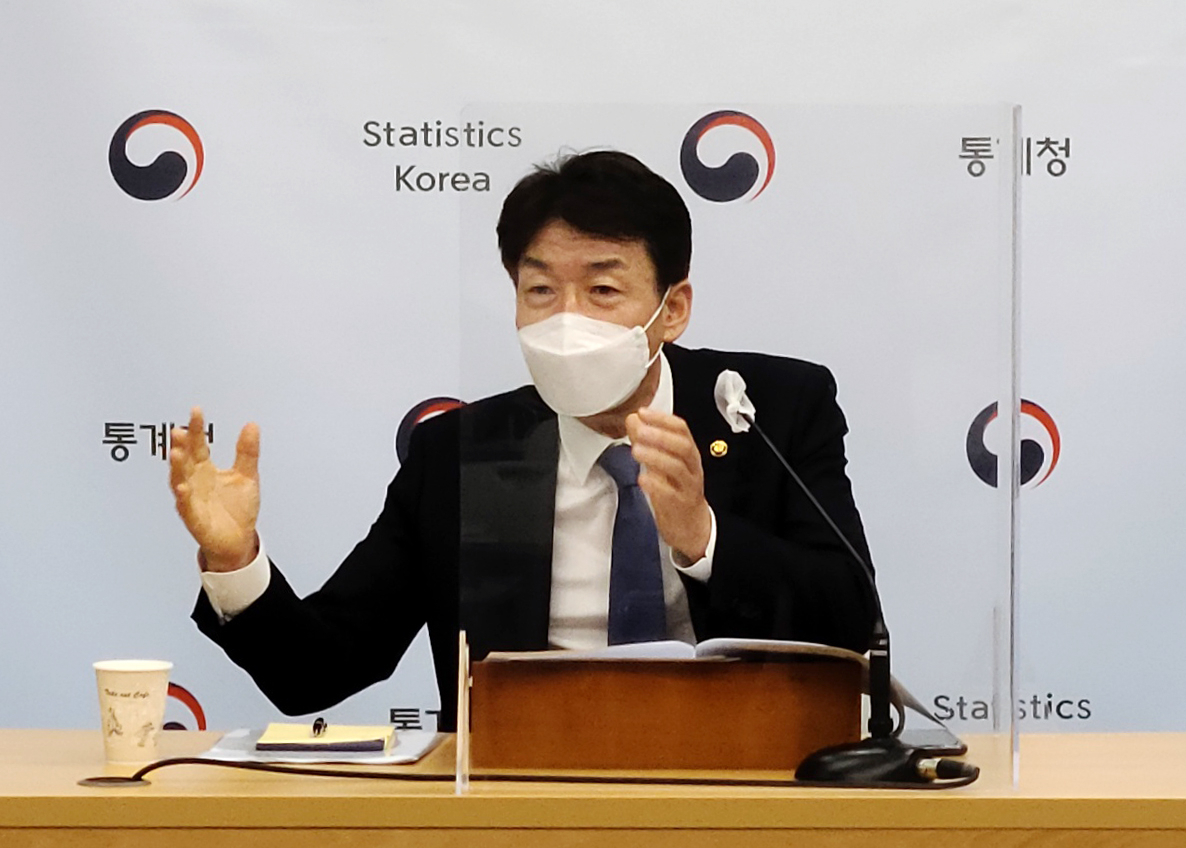 통계청이 1일 국가데이터 활용 활성화를 통한 국가 혁신을 뒷받침하기 위한 K-통계시스템 구축사업 추진 계획을 밝혔다. 사진은 이날 류근관 통계청장이 K-통계시스템 구축에 관해 설명하는 모습. [통계청 제공. 재판매 및 DB 금지] 연합뉴스