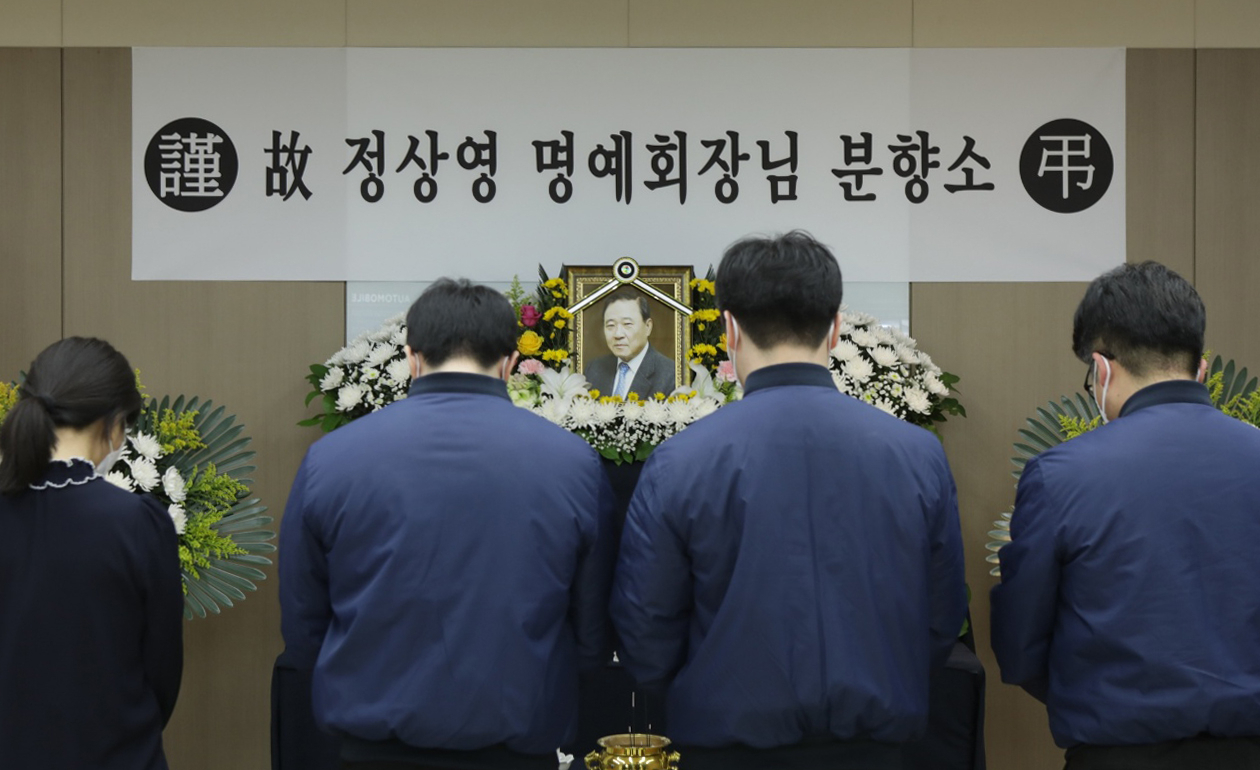 1일 서울 서초구 KCC 본사 지하에 마련된 고(故) 정상영 명예회장 분향소에서 직원들이 조문하고 있다.[KCC 제공]