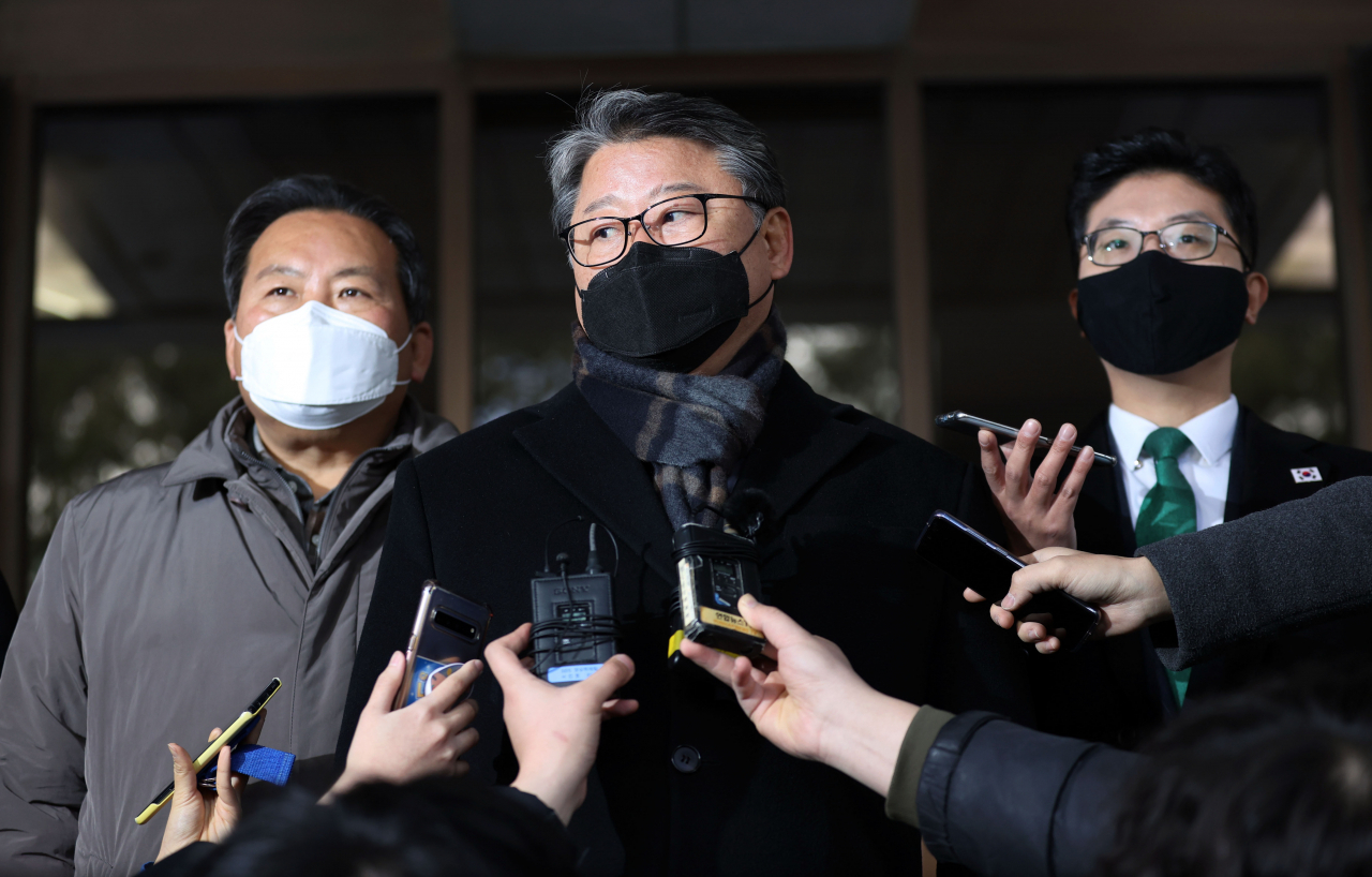 조원진 우리공화당 대표가 14일 오전 서울 서초구 대법원에서 열린 박근혜 전 대통령의 재상고심 선고 공판이 끝난 후 취재진 질문에 답하고 있다. 대법원은 이날 특정범죄 가중처벌법상 뇌물 등 혐의로 기소된 박 전 대통령의 재상고심에서 징역 20년·벌금 180억원을 선고한 원심을 확정했다. [국회사진기자단]