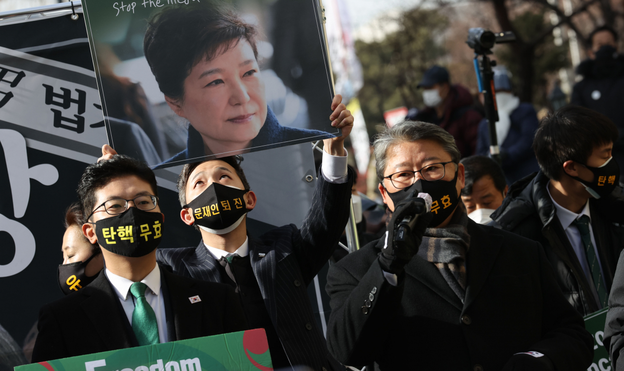 박근혜 전 대통령의 재상고심 선고 공판이 열린 14일 오전 서울 서초역 인근에서 조원진 우리공화당 대표가 발언하고 있다. 대법원은 이날 특정범죄 가중처벌법상 뇌물 등 혐의로 기소된 박 전 대통령의 재상고심에서 징역 20년·벌금 180억원을 선고한 원심을 확정했다. [국회사진기자단]