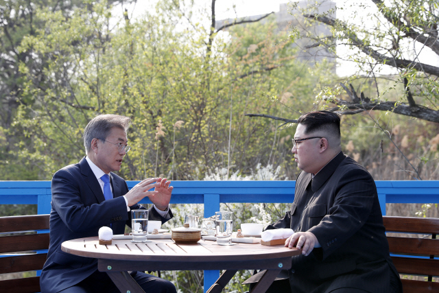 Kim Jong-un talk at the border village of Panmunjeom on April 27 2018. (Cheong Wa Dae)