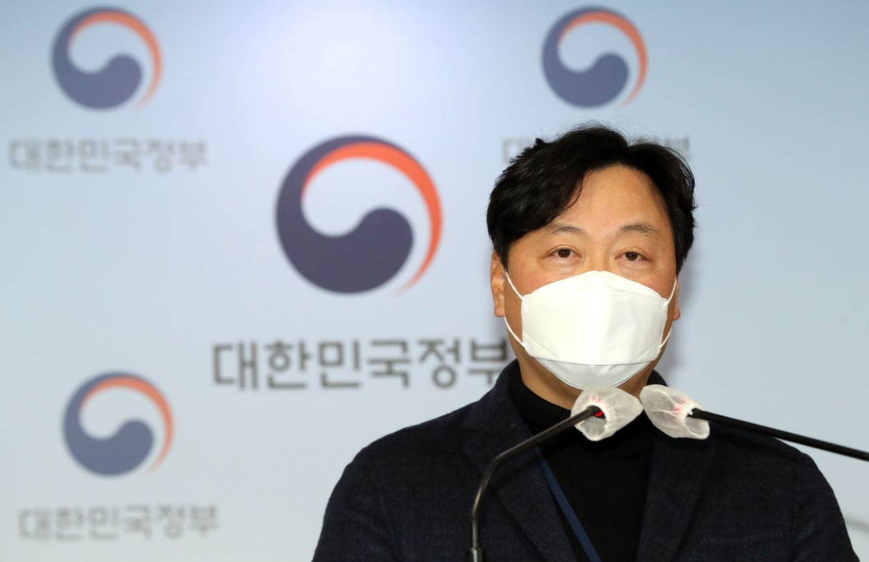 산업통상자원부 신희동 대변인이 지난달 31일 정부서울청사에서 북한 원전 추진 의혹 관련 주장에 관해 브리핑하고 있다. [연합뉴스]