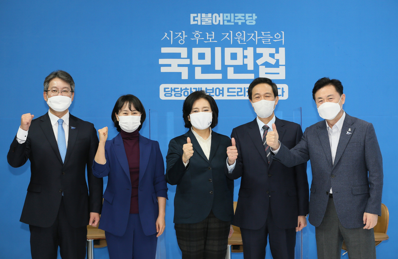 더불어민주당 부산시장 후보 경선에 출마한 변성완 전 부산시장 권한대행(왼쪽부터), 박인영 전 부산시의회 의장, 서울시장 후보 경선에 출마한 박영선 전 중소벤처기업부 장관, 우상호 의원, 부산시장 후보 경선에 출마한 김영춘 전 해양수산부 장관이 지난 1일 서울 금천구 한 스튜디오에서 열린 '더불어민주당 시장 후보 지원자들의 국민면접' 방송촬영에 앞서 함께 기념촬영을 하고 있다. [연합]