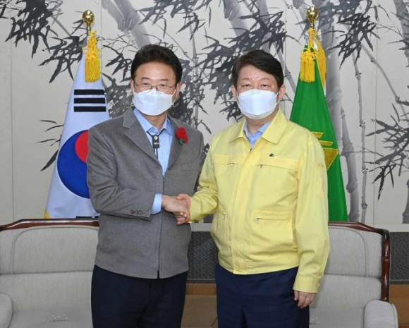 [이철우 경북지사(왼쪽)와 권영진 대구시장]