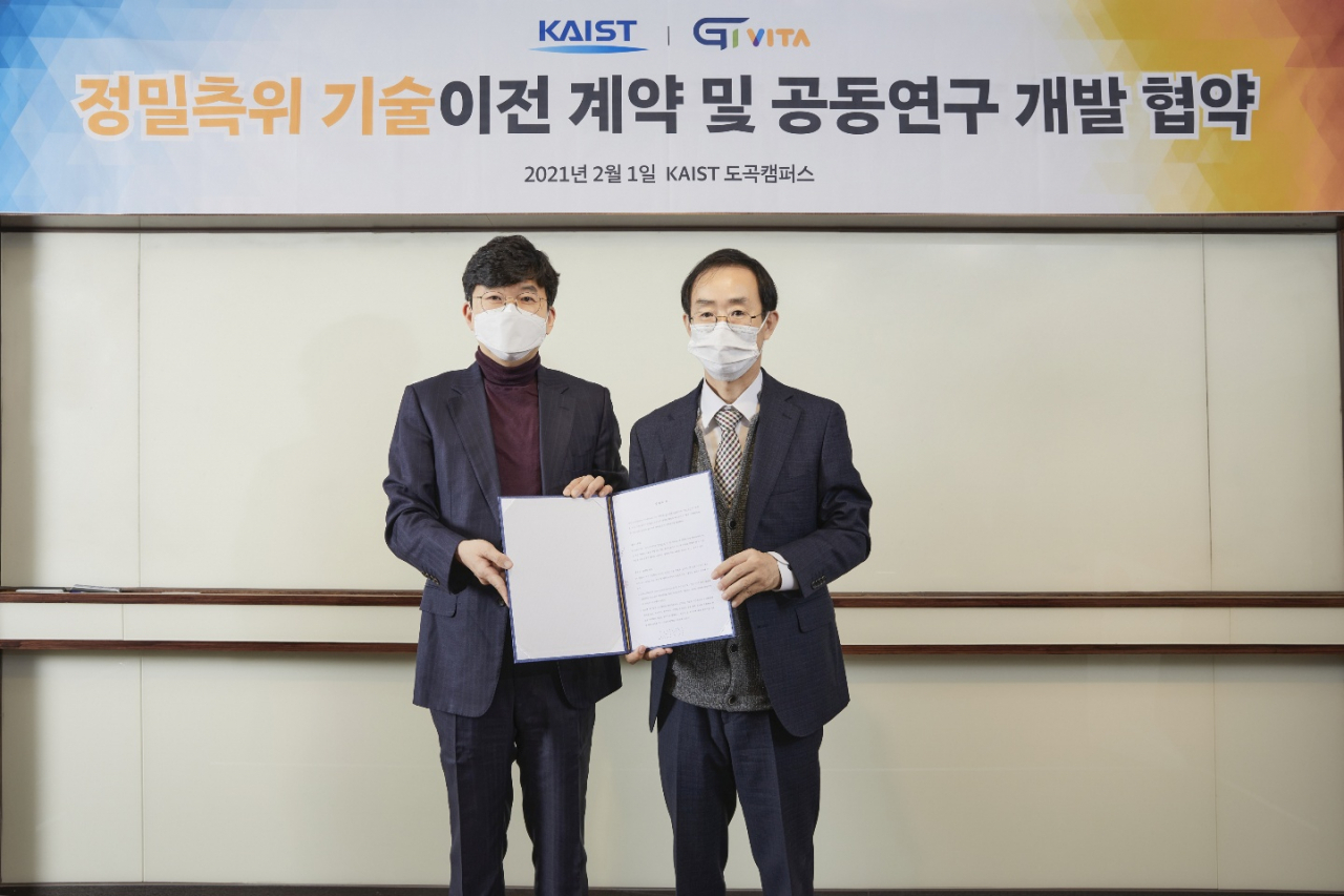 지아이비타 이길연(왼쪽) 대표가 카이스트 한동수 교수와 기술이전 계약서를 나란히 들어보이고 있다. [지아이비타 제공]