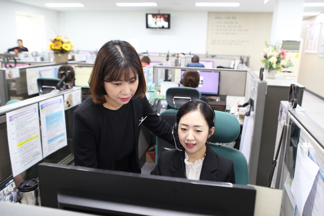 현대홈쇼핑 고객센터에서 관계자들이 고객을 응대하고 있다. [KT, 현대홈쇼핑 제공]