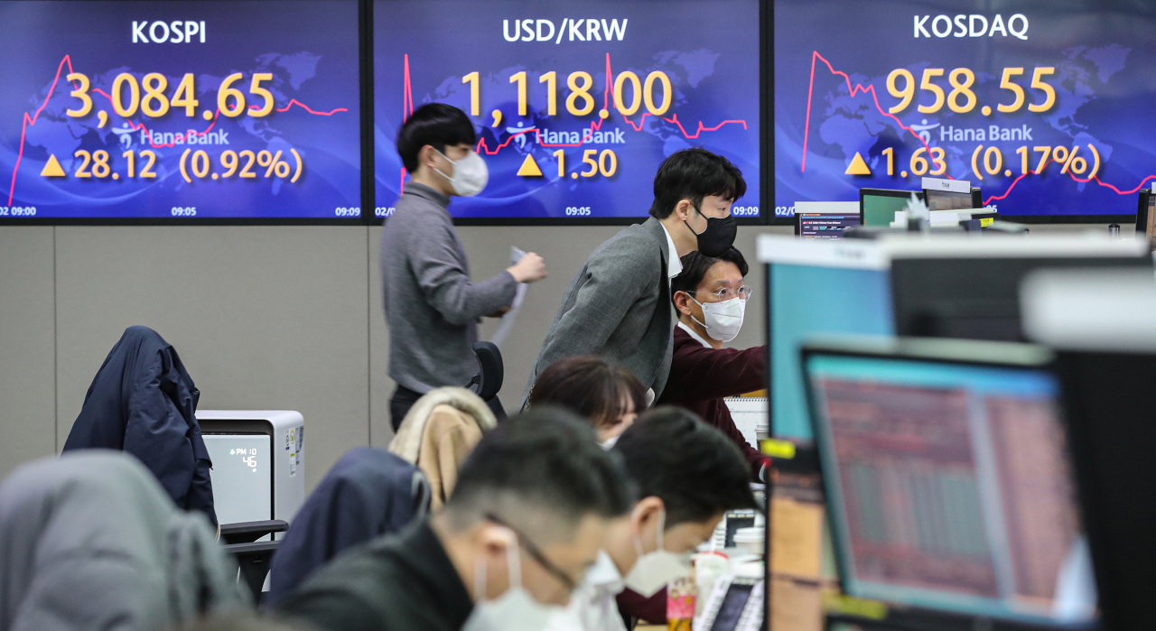 The benchmark Korea Composite Stock Price Index (Kospi) figures are displayed at a dealing room of a local bank in Seoul, Tuesday. (Yonhap)