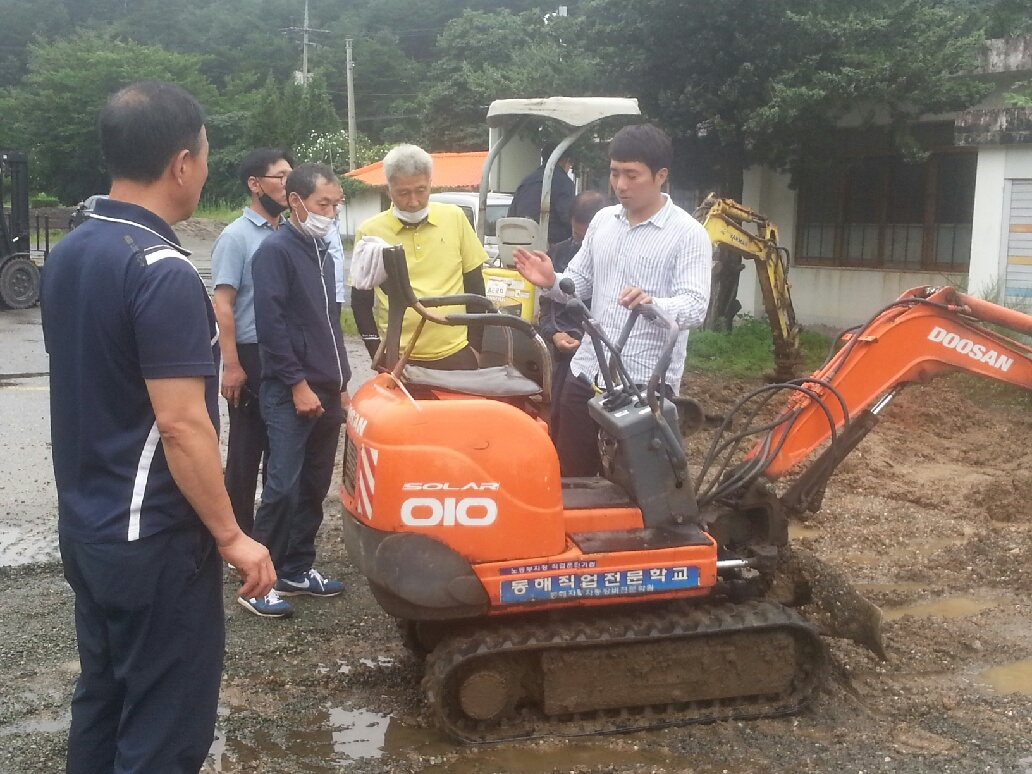 강원 고성군 굴삭기 위탁교육[고성군 제공]