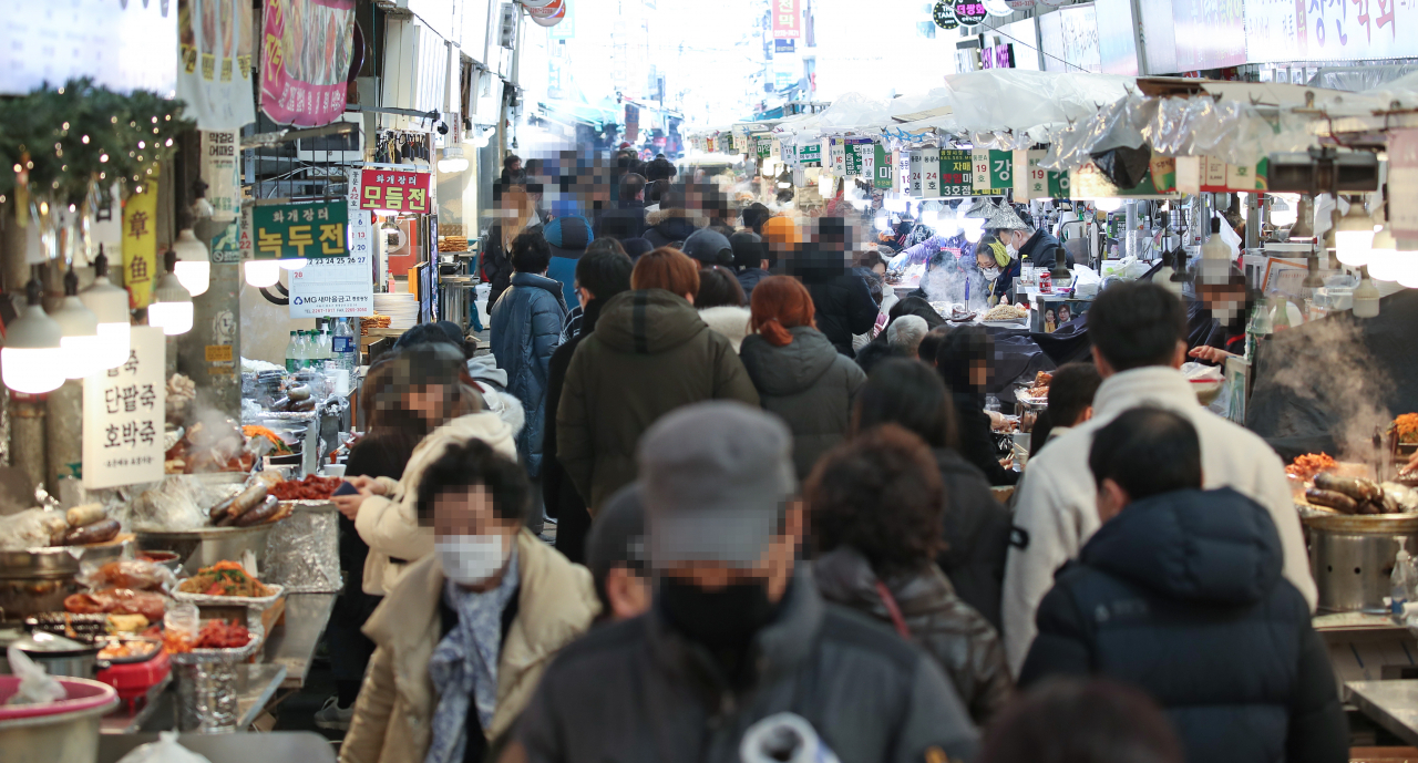 서울 종로구 광장시장이 시민들로 붐비고 있다. [연합]