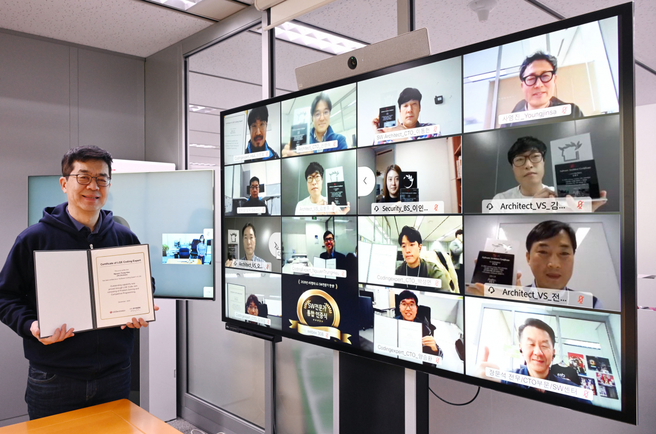 LG전자는 최근 AI(인공지능), 빅데이터, 코딩, 보안, 아키텍트(Architect) 분야 소프트웨어 전문가 51명을 선발했다. 지난 1일 온라인으로 진행한 소프트웨어 전문가 인증식에는 박일평 LG전자 CTO(최고기술책임자, 사진 왼쪽)과 인증을 받은 직원들이 참석했다. [LG전자 제공]