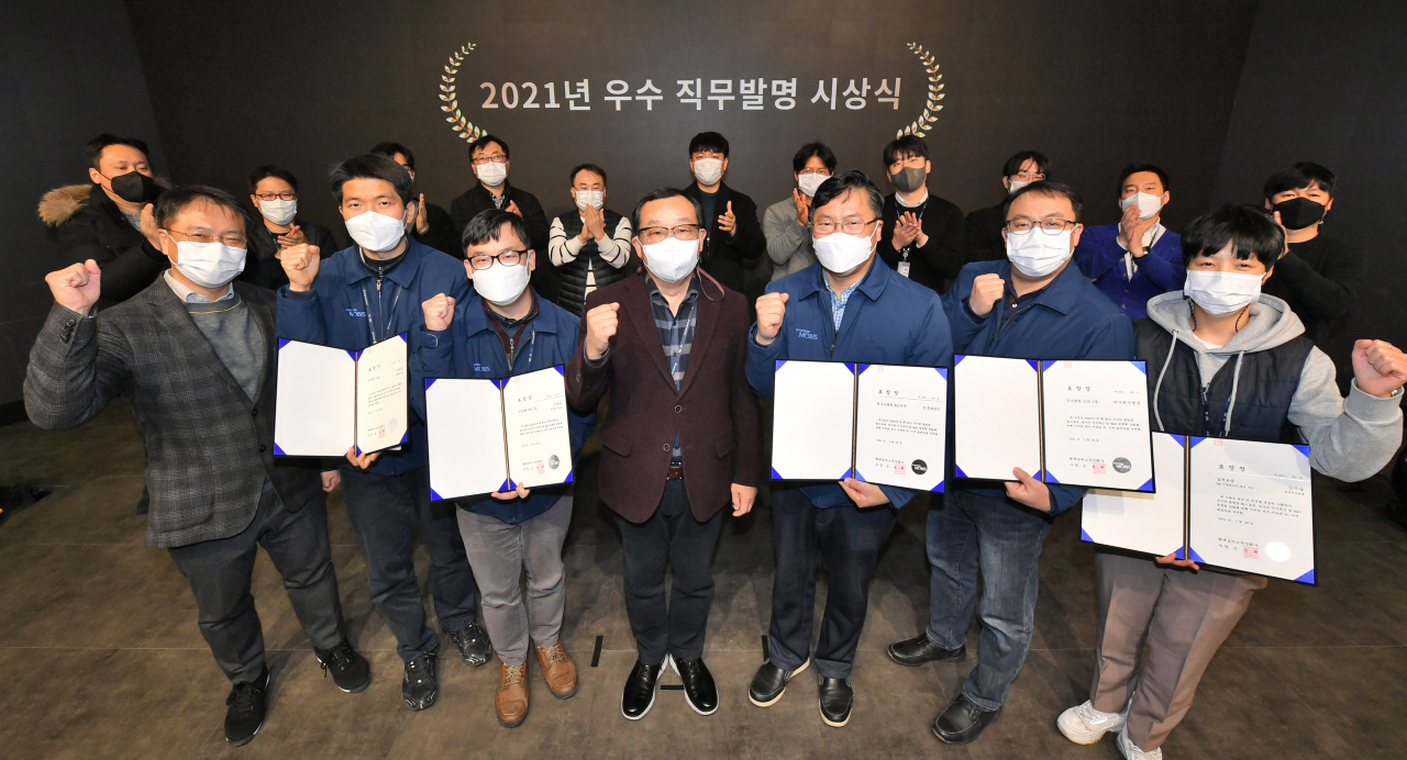 현대모비스가 용인 기술연구소 내 디지털스튜디오에서 우수 발명을 제안한 직원을 포상하는 우수 직무발명 시상식을 진행한 후 현대모비스 조성환 사장(앞줄 가운데)과 함께 기념사진을 찍고 있다. [현대모비스 제공]