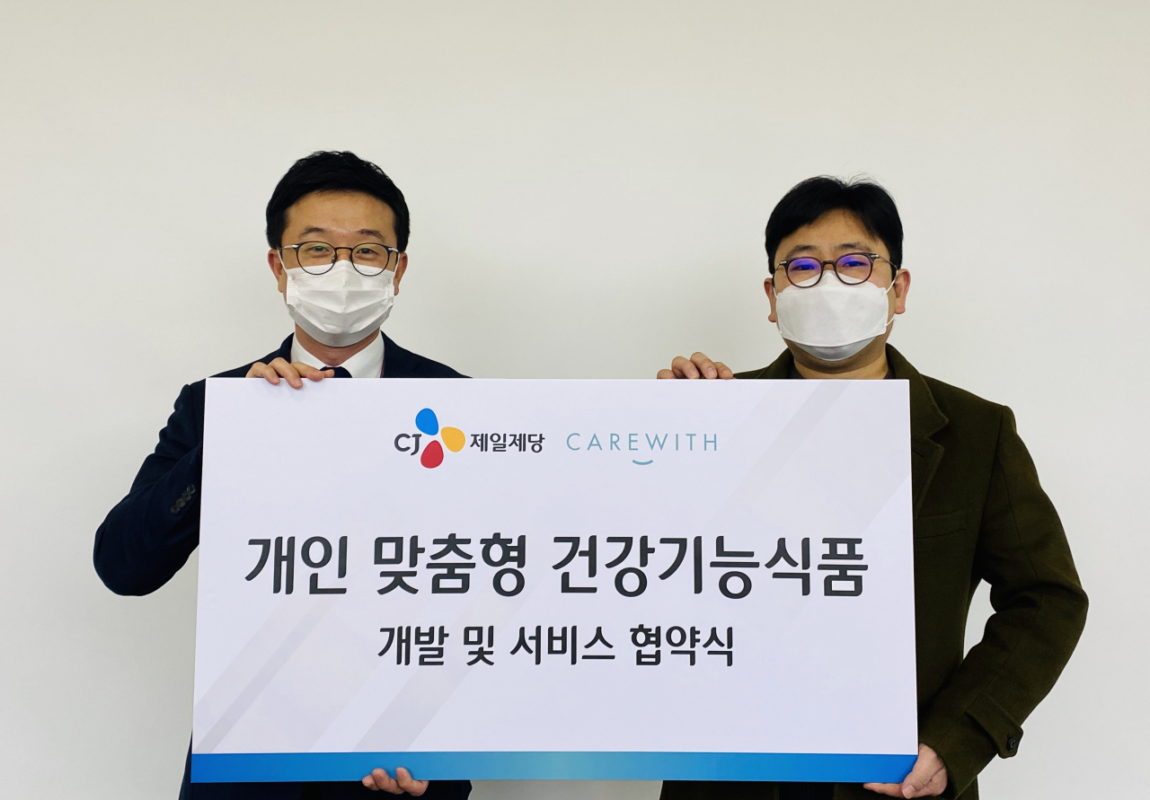 장승훈 CJ제일제당 건강사업부장(왼쪽)이 고성훈 케어위드 대표이사와 건강기능식품 공동개발을 위한 MOU를 체결하고 있다. [사진제공=CJ제일제당]