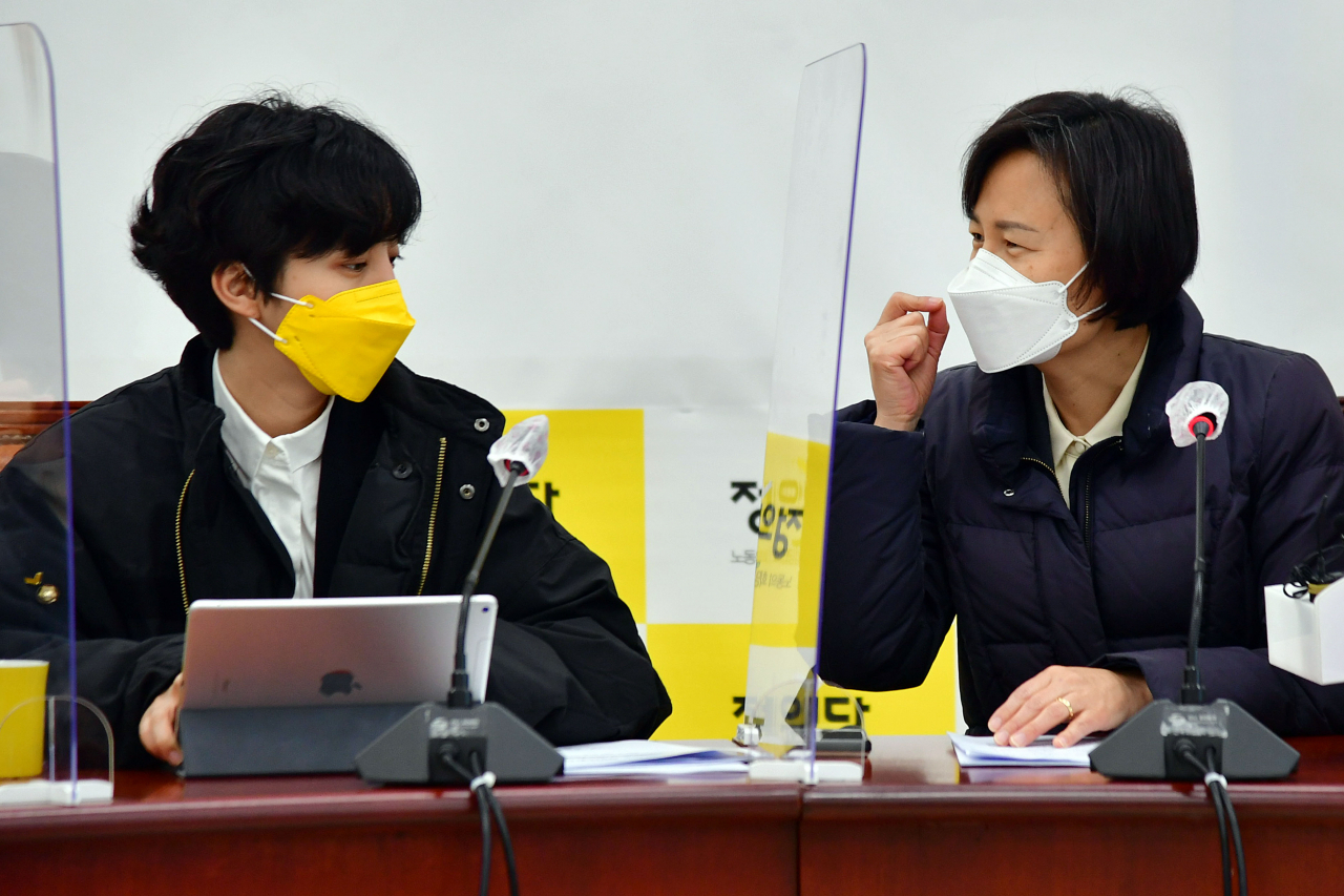2일 국회에서 열린 정의당 의원총회에서 강은미(오른쪽) 비상대책위원장과 류호정 의원이 회의 시작 전 대화하고 있다. [연합]