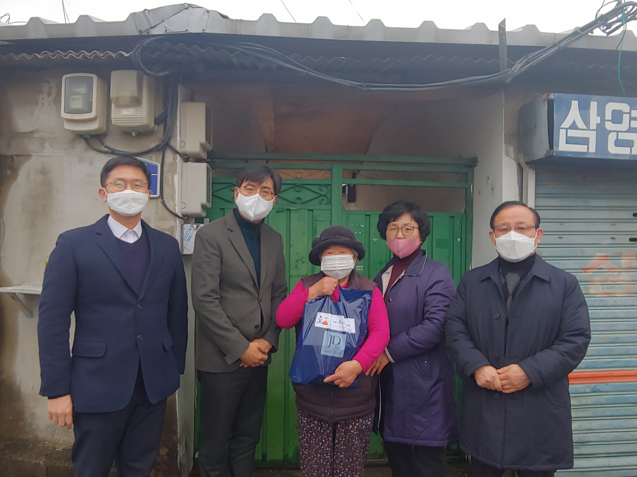 삼문동 주민자치회, 체육회, 자원봉사회 3개 사회단체는 설날을 맞아 1일 관내 취약계층 40가구를 방문해 선물꾸러미를 전달했다.