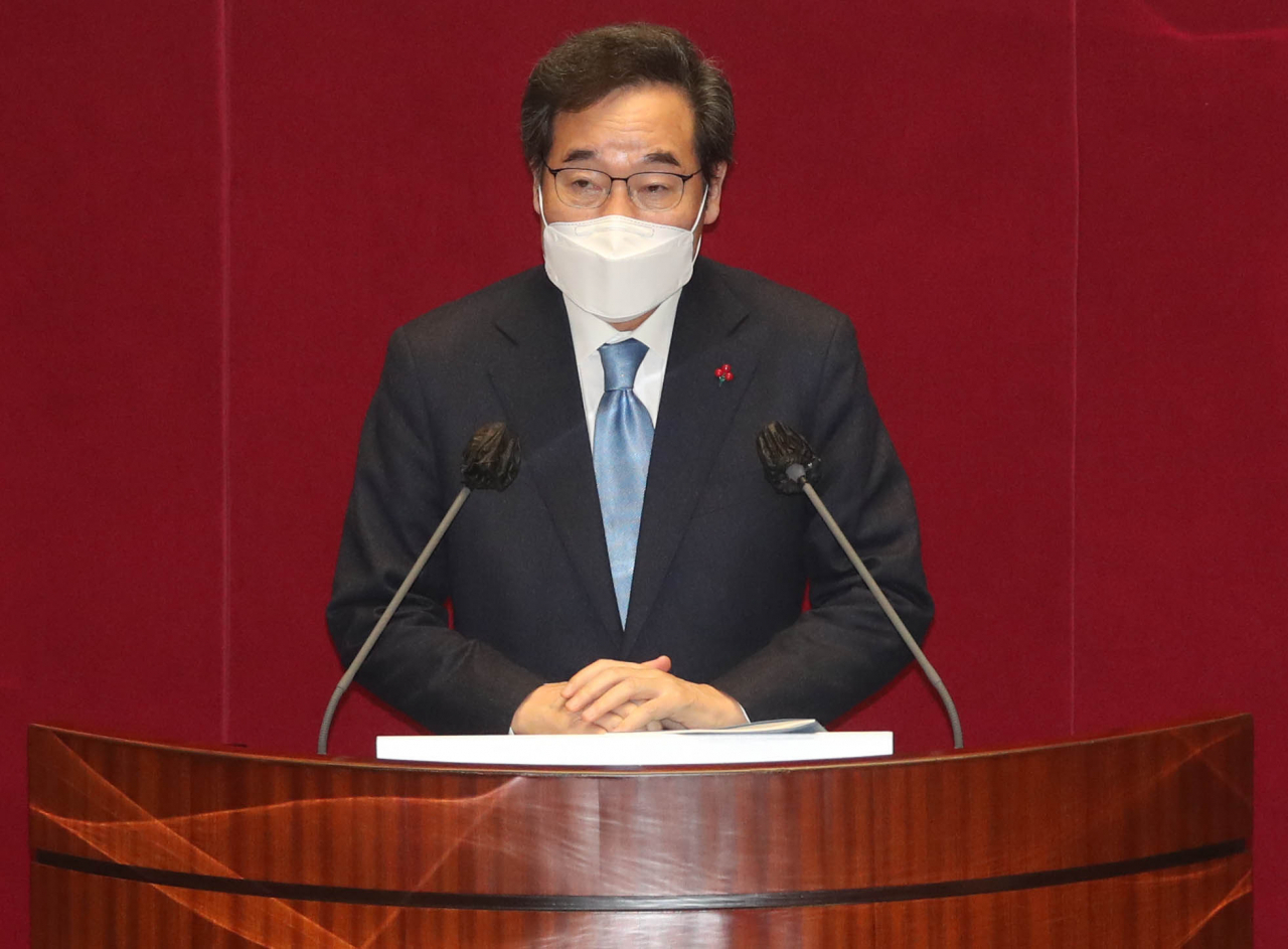 이낙연 더불어민주당 대표가 2일 오전 서울 여의도 국회 본회의장에서 열린 본회의에서 교섭단체 대표연설을 하고 있다. 이상섭 기자