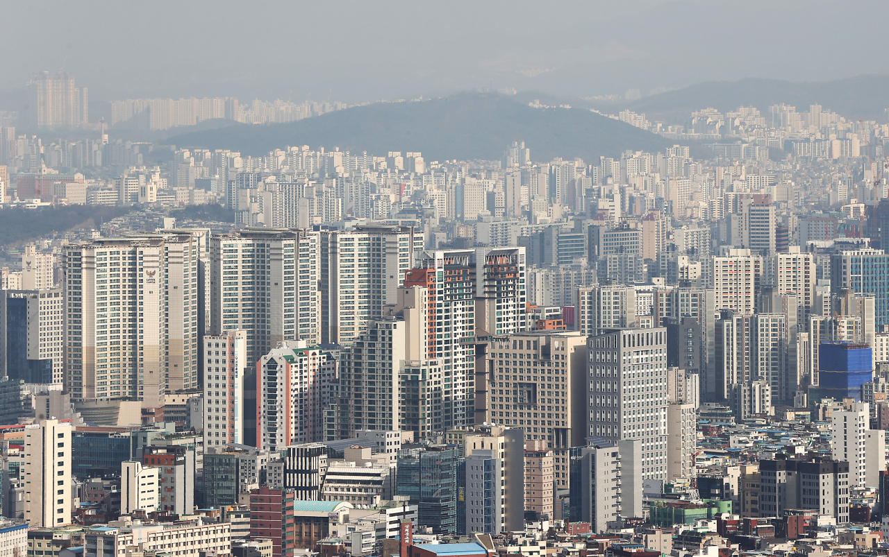 정부가 서울 등 수도권 주택 공급을 확충하기 위한 종합 대책을 이르면 이번주 중반께 발표할 예정이다. [연합]