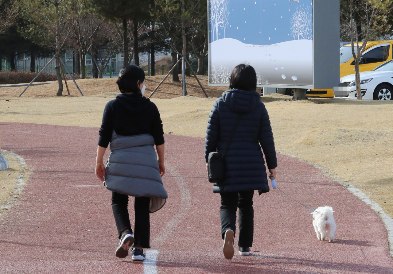 지난달 25일 오후 충북 청주 문암생태공원에서 시민들이 가벼운 옷차림으로 산책하고 있다. [연합]