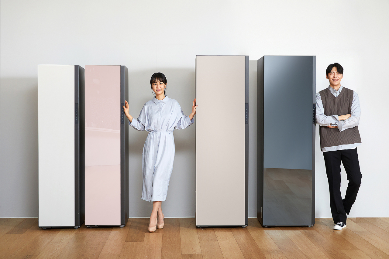 삼성전자 소속 모델이 2일 수원 삼성전자 디지털시티에서 감각적인 디자인과 강화된 인공지능(AI) 기능을 갖춘 의류청정기 신제품 ‘삼성 비스포크(BESPOKE) 에어드레서’를 소개하고 있다. [삼성전자 제공]
