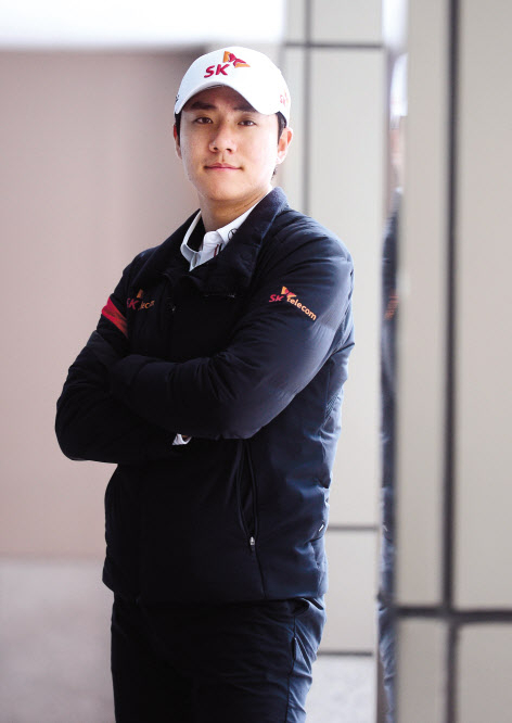 김한별의 스윙은 상체를 힘껏 돌리는 유연한 회전으로 잘 알려져 있다. 김한별은 “골프를 처음 시작할 때부터 옆구리를 찢는 느낌으로 이렇게 배웠다. 선배들이 허리 아프지 않냐고 묻는데 아프거나 하진 않다”고 웃었다. 이상섭 기자
