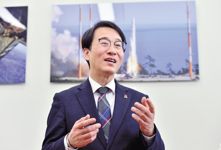 더불어민주당 소속 이원욱 국회 과학기술정보방송통신위원회 위원장이 지난달 29일 국회에서 본지와 인터뷰를 갖고 상임위 관련 현안과 정치 이슈에 대한 견해를 밝혔다.박현구 기자