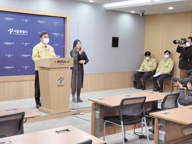 서정협 서울시장 권한대행이 2일 오전 11시 서울시청 브리핑실에서 설연휴를 앞두고 경기침체와 고용한파에 대응하기 위해 ‘민생경제 5대 온기(溫氣) 대책’을 실시한다고 발표하고 있다. 서 권한대행은 “오늘 발표한 5대 대책이 현장의 고충을 해결하기에 충분치는 않지만 민생경제에 깊게 파인 상처에 새 살을 돋게 하는 처방이 되도록, 고통의 터널을 힘겹게 지나고 있는 자영업자·소상공인들에게 실질적인 힘이 되도록 최선을 다해 추진하겠다”고 말했다. 이진용 기자