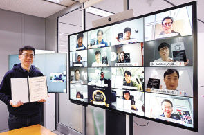 지난 1일 온라인으로 진행한 소프트웨어 전문가 인증식에는 박일평 LG전자 CTO(최고기술책임자, 사진 왼쪽)와 인증을 받은 직원들이 참석했다. [LG전자 제공]
