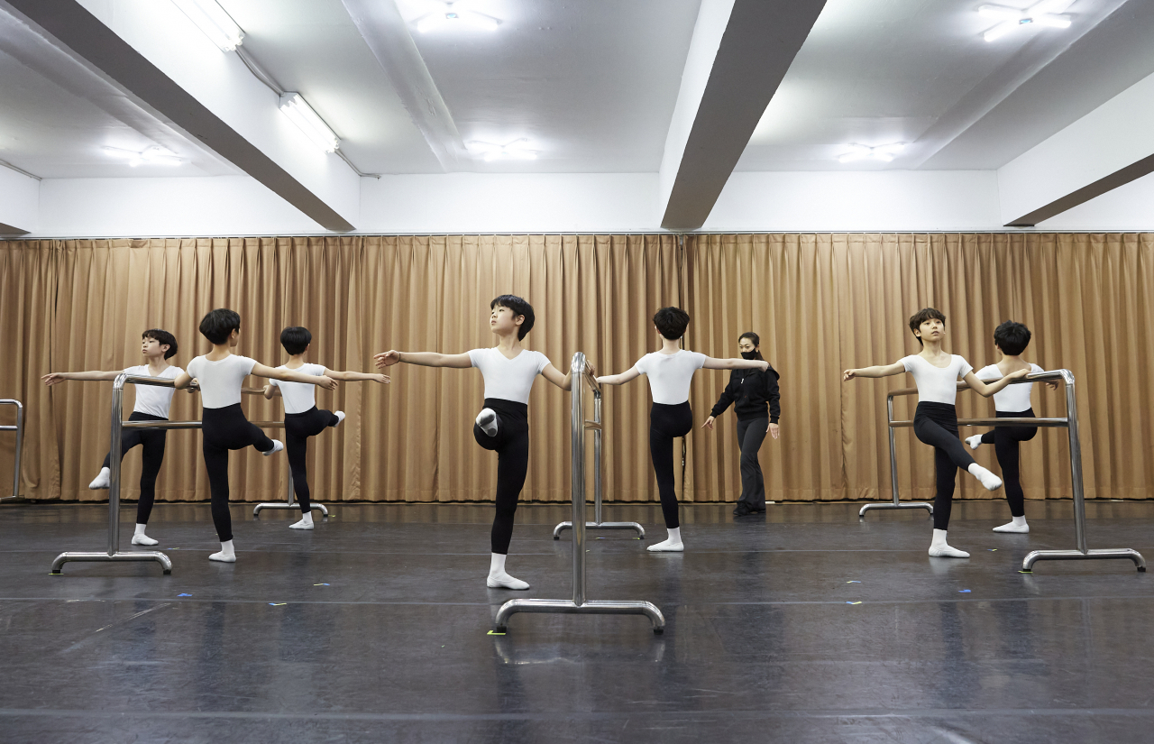 평균 나이 10.4세, 13명(빌리 7명·마이클 6명)의 소년들이 뮤지컬 '빌리 엘리어트'의 최종 오디션을 보기 위해 카메라 앞에 섰다. 2020년 2월 시작해 이미 3번의 오디션을 거쳤고, 10개월의 훈련 기간을 거쳤다. 오는 8월 무대에 오를 주인공을 찾기 위한 최종 관문에서 어린이 배우들은 그간의 노력을 쏟아냈다. [신시컴퍼니 제공]