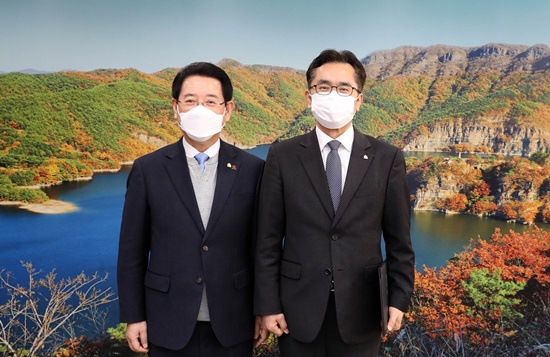 김영록 전남지사(왼쪽)와 신임 김세국 개방형 감사관. [전남도 제공]