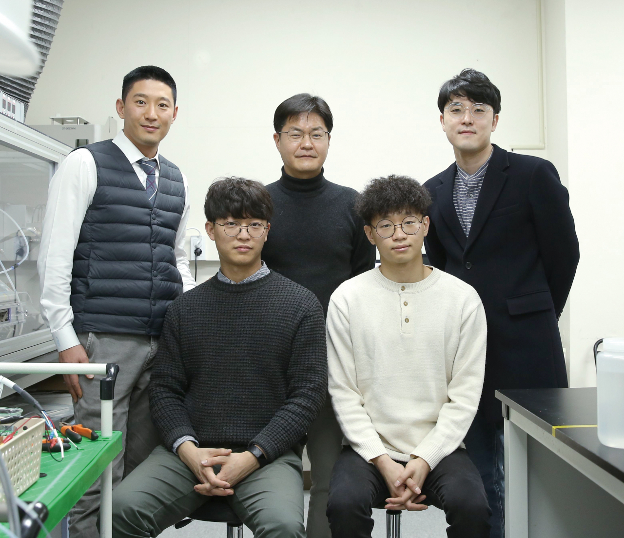 윗줄 왼쪽 시계방향으로 최창혁 교수, 서지원 교수, 김형준 교수, 신동엽 박사과정생, 김해솔 박사과정생.[광주과기원 제공]