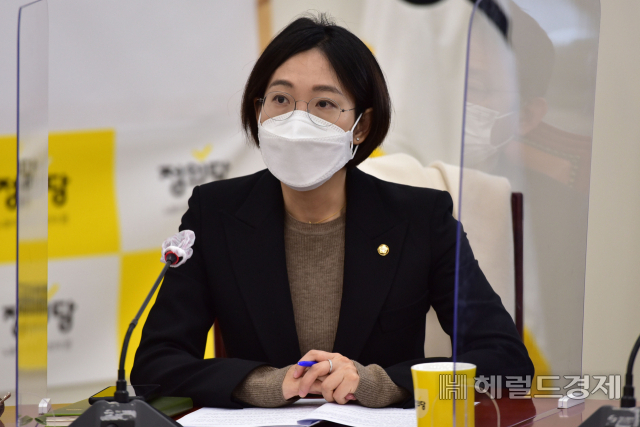 2일 서울 여의도 국회에서 열린 정의당 의원총회에 장혜영 의원이 참석해 발언을 하고 있다. [이상섭 기자/babtong@heraldcorp.com]