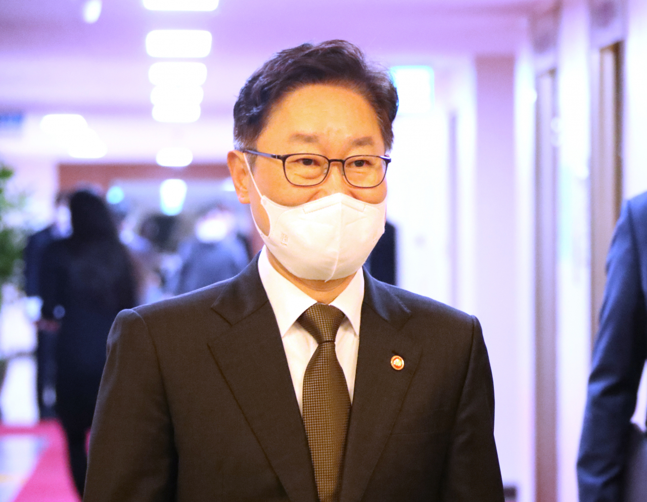 박범계 법무부 장관이 2일 정부서울청사에서 열린 국무회의에 첫 참석 하고 있다. [연합]