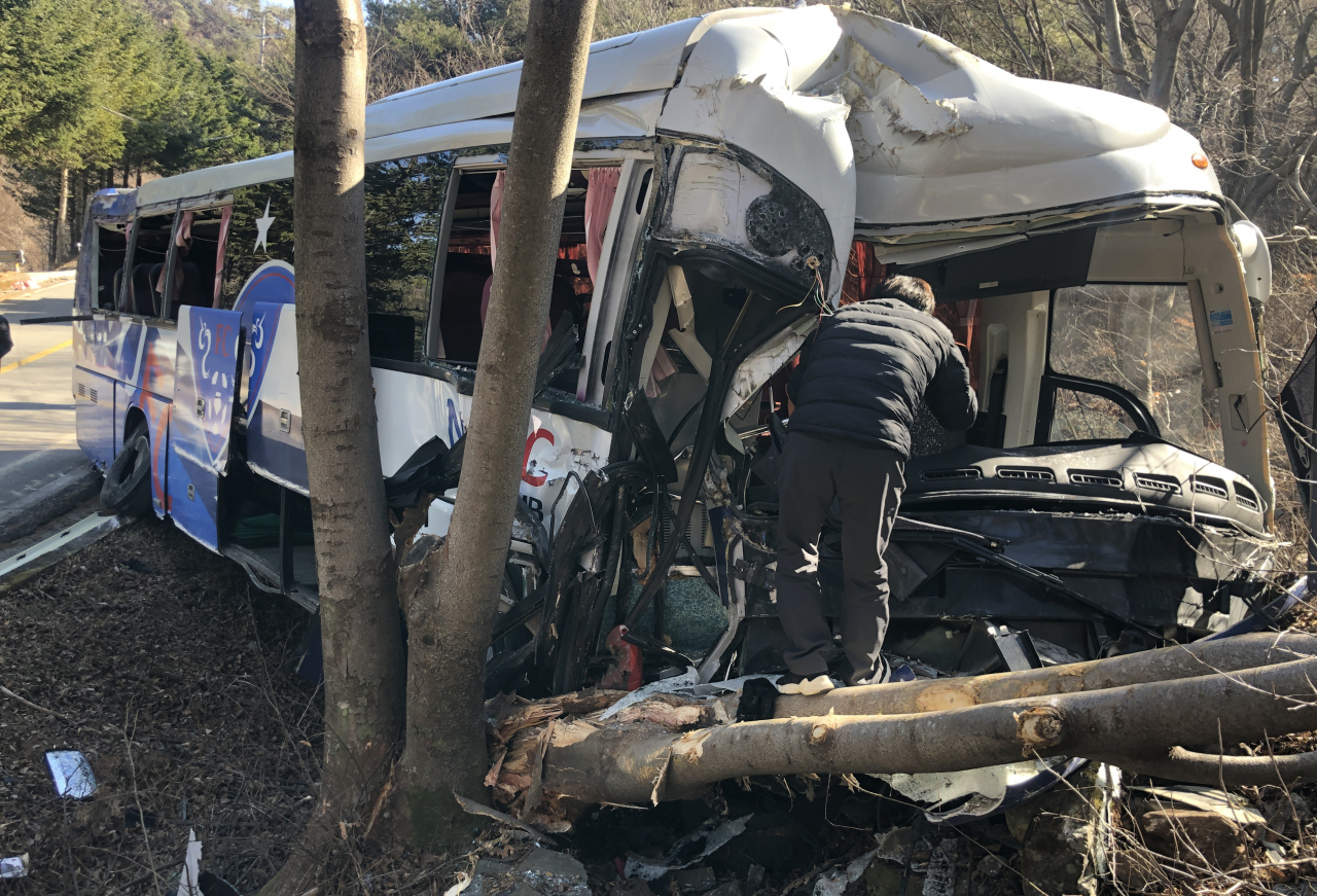 중학생 축구클럽 전세버스가 중앙선을 넘어 건너편 도로 옆 가로수를 들이받았다. [경남소방본부 제공]