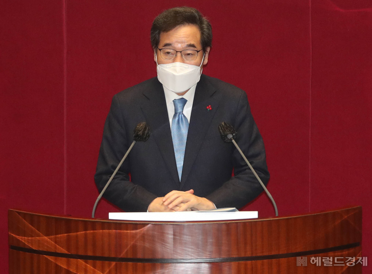 [헤럴드경제=이상섭 기자] 이낙연 더불어민주당 대표가 2일 오전 서울 여의도 국회 본회의장에서 열린 제384회 국회(임시회) 제2차 본회의에서 교섭단체 대표연설을 하고 있다. babtong@heraldcorp.com