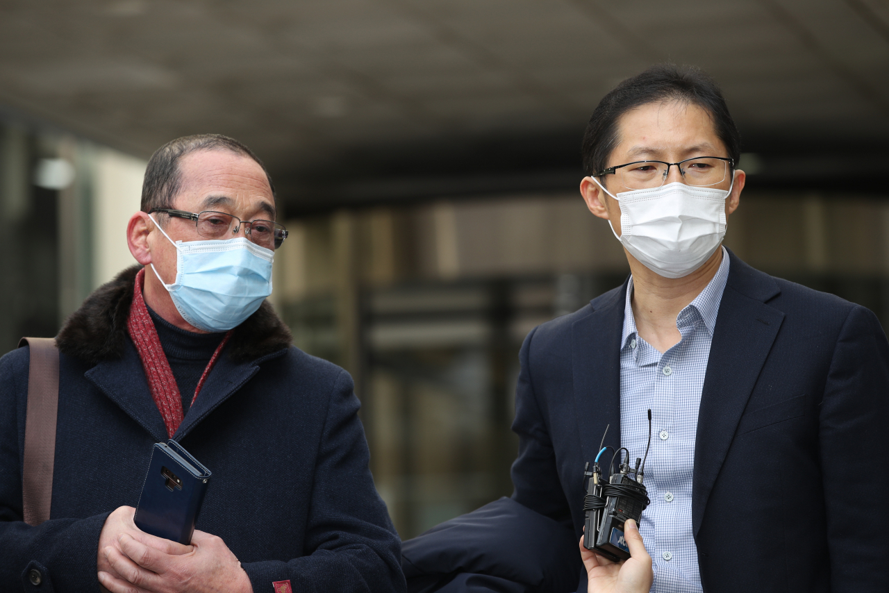 전북 익산에서 발생한 이른바 '약촌 오거리 살인사건' 범인으로 몰려 억울한 옥살이를 했던 최모 씨에 대한 국가의 손해배상 책임을 인정하는 판결이 나왔다. 서울중앙지법 민사합의45부는 지난 달 13일 최씨가 국가와 당시 사건을 수사한 경찰관·검사를 상대로 낸 소송에서 "국가가 최씨에게 13억여원을 지급하라"고 판결했다. 사진은 이날 오후 서초구 서울중앙지방법원 앞에서 선고공판을 마친 후 황상만 형사(왼쪽)와 박준영 변호사가 기자회견을 하는 모습. 연합뉴스