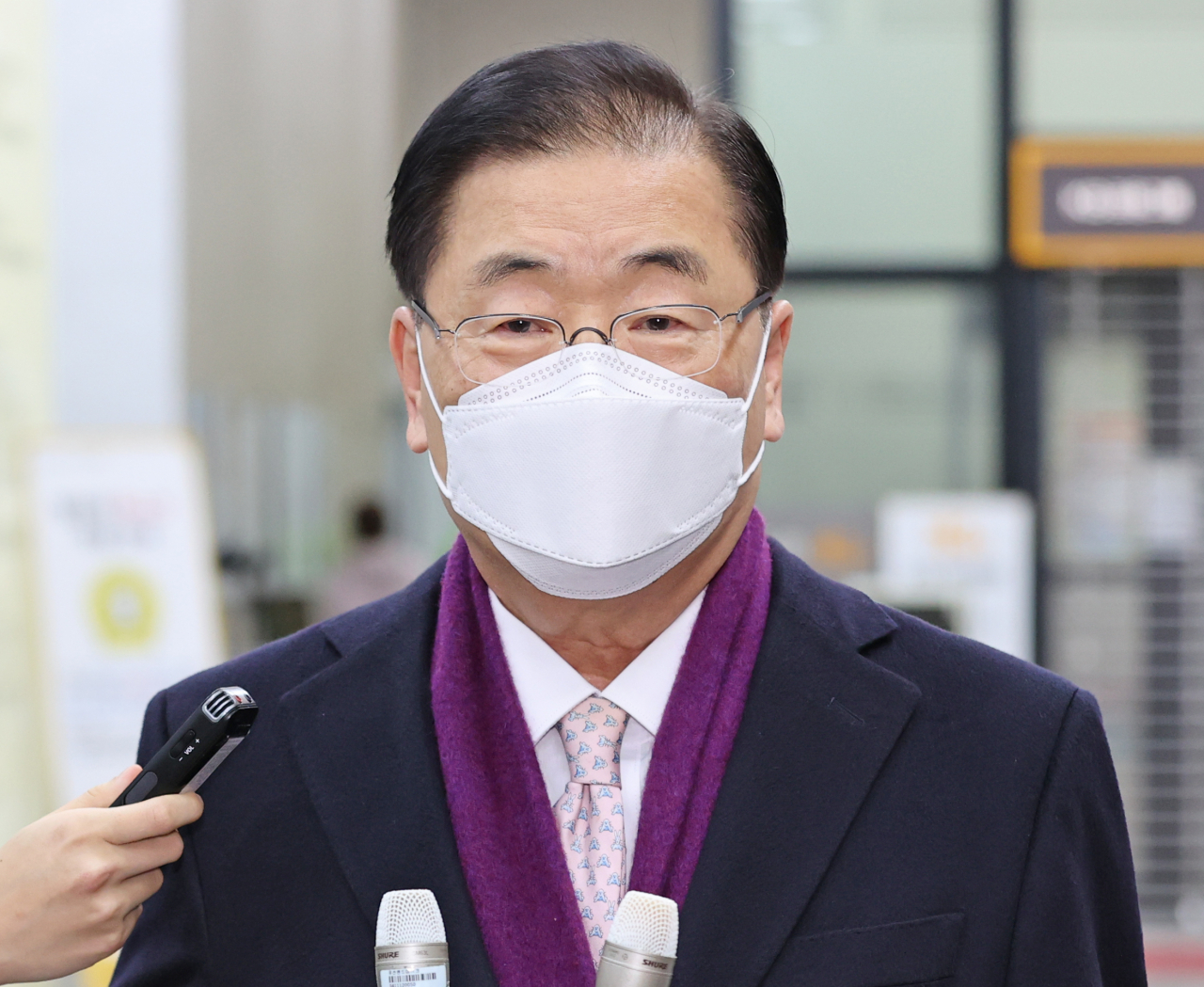 정의용 외교부 장관 후보자가 2일 오후 서울 종로구 외교부 청사 인근 사무실 로비에서 '북한 원전 추진 의혹'과 관련한 입장을 밝히고 있다. [연합]