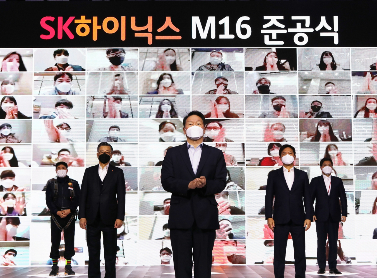1일 경기 이천 SK하이닉스 본사에서 화상 연결 방식으로 M16 준공식이 열리고 있다. 이날 현장에는 최태원 SK그룹 회장과 최재원 수석부회장, 조대식 SK수펙스추구협의회 의장, 박정호 SK하이닉스 부회장, 장동현 SK㈜ 사장, 이석희 SK하이닉스 CEO, 하영구 SK하이닉스 선임사외이사 등이 참석했다. [SK하이닉스 제공. 재판매 및 DB 금지] 연합뉴스
